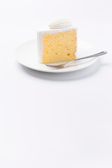 皿に盛られたケーキ シフォンケーキ 白背景