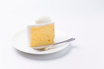 皿に盛られたケーキ シフォンケーキ 白背景