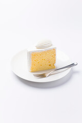 皿に盛られたケーキ シフォンケーキ 白背景