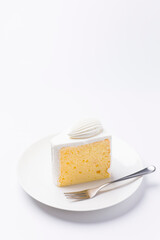 皿に盛られたケーキ シフォンケーキ 白背景