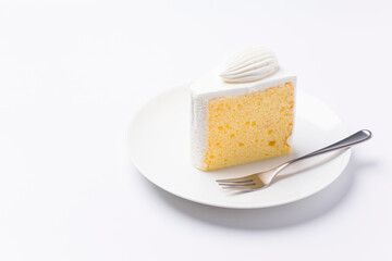 皿に盛られたケーキ シフォンケーキ 白背景