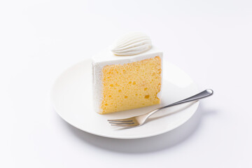 皿に盛られたケーキ シフォンケーキ 白背景