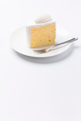 皿に盛られたケーキ シフォンケーキ 白背景