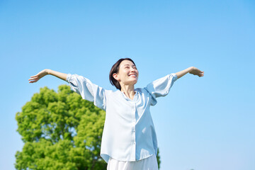 屋外で深呼吸をする女性