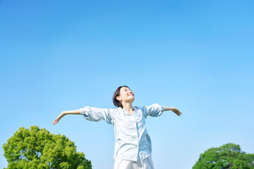 屋外で深呼吸をする女性
