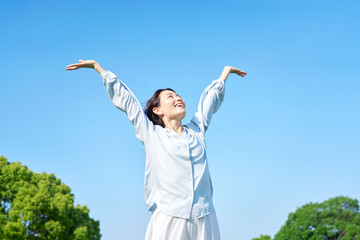 屋外で深呼吸をする女性
