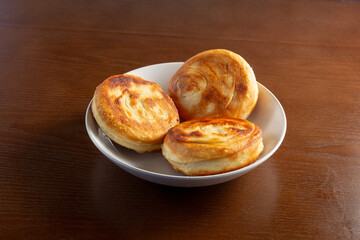 A view of a plate of minced beef pie.