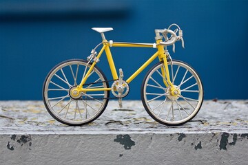 Mini bicicleta amarela na cidade de s&atilde;o paulo (Yellow mini bike in the city of S&atilde;o Paulo)