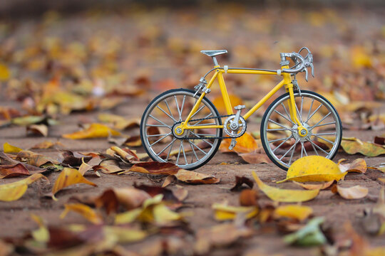 Mini bicicleta amarela na cidade de s&atilde;o paulo (Yellow mini bike in the city of S&atilde;o Paulo)