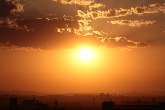 Por do Sol na cidade de S&atilde;o Paulo, Brasil (Sunset in the city of S&atilde;o Paulo, Brazil)