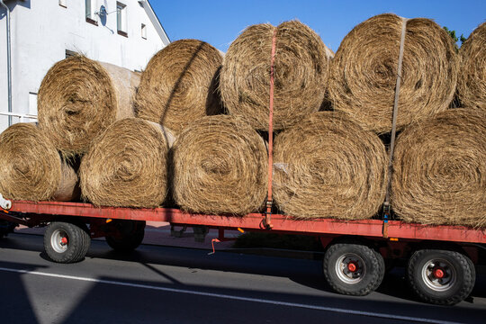 Transport of hay bales