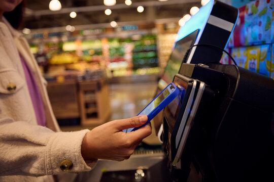Anonymous person pays for groceries