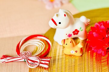 午年の年賀状素材　馬の親子と迎春飾り