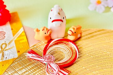 午年の年賀状素材　馬の親子と迎春飾り