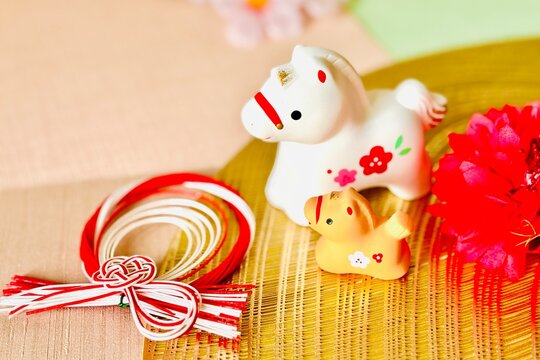 Fototapeta 午年の年賀状素材　馬の親子と迎春飾り