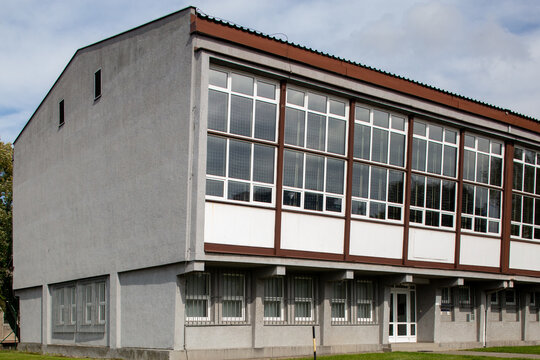 Large building made of concrete and glass