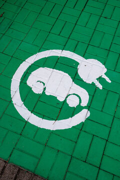 Symbol for electric cars painted on the ground