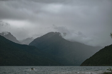 Postal de monta&ntilde;as con niebla en la patagonia argentina