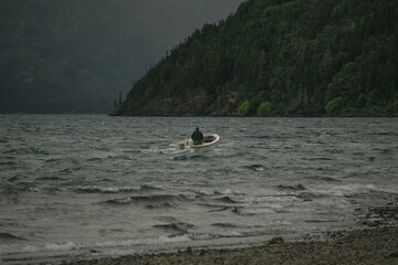 Hombre solitario navegando aguas frias en la patagonia