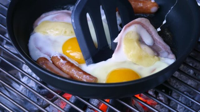 キャンプの朝食にフライパンで焼くハムエッグ