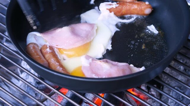キャンプの朝食にフライパンで焼くハムエッグ