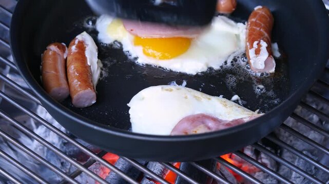 キャンプの朝食にフライパンで焼くハムエッグ