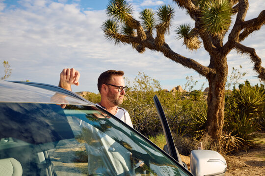 Driver pauses in an isolated area