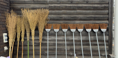 壁に立てかける箒（ほうき）