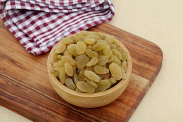 Close up of raisins in wooden bowl