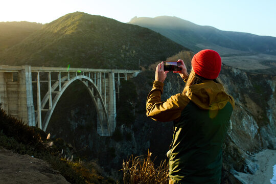 Man takes pictures of the Bixby Bridge in California