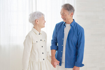 会話するシニア夫婦　リビング