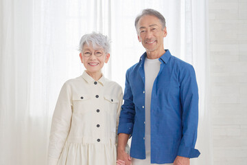 シニア夫婦のポートレート　リビング　カメラ目線