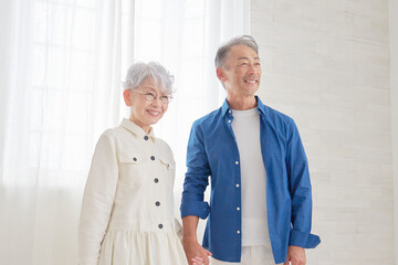 シニア夫婦のポートレート　リビング