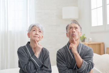 寝室で考えるシニア夫婦