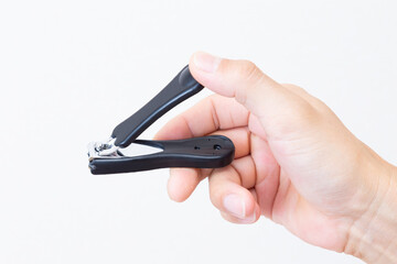 爪切りを持つ手　白バック