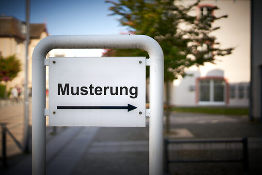 Schild zum Thema Wehrpflicht in Deutschland mit der deutschen Aufschrift zur Musterung