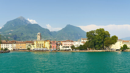 Stadtansicht von Riva del Garda am Gardasee in Italien vom Wasser aus