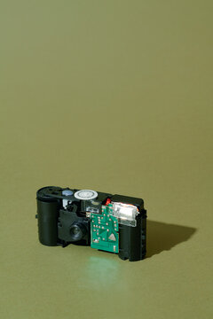 a disposable film camera showing inner components