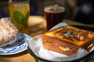 Grilled sandwich and bun sprinkled with sugar, and refreshing drinks
