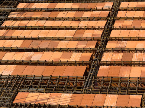 Construction site: asmolen blocks and structural steel flooring struct