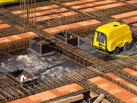 Construction site: asmolen blocks and structural steel flooring struct