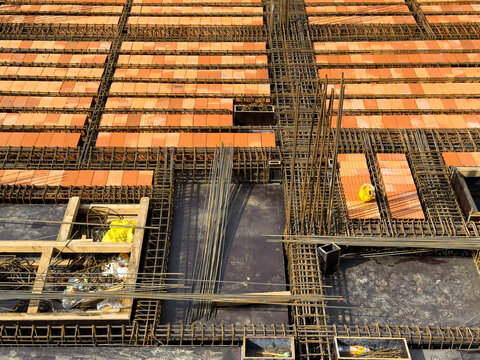 Construction site: asmolen blocks and structural steel flooring struct