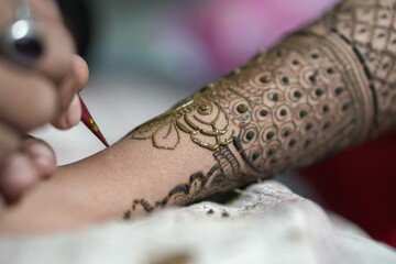 Bengali bridal mehendi application close-up hand design