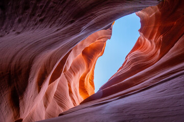 Obraz premium Antelope Canyon offers a breathtaking view with its vibrant rock formations and narrow passageways on Arizonas Indian reservation. The place is a mustvisit for adventure seekers. Popular place in USA.