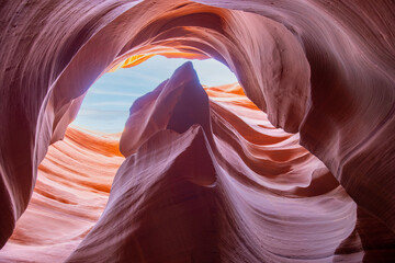 Obraz premium Antelope Canyon offers a breathtaking view with its vibrant rock formations and narrow passageways on Arizonas Indian reservation. The place is a mustvisit for adventure seekers. Popular place in USA.