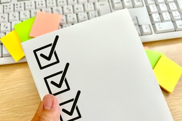 チェックリストを確認する人