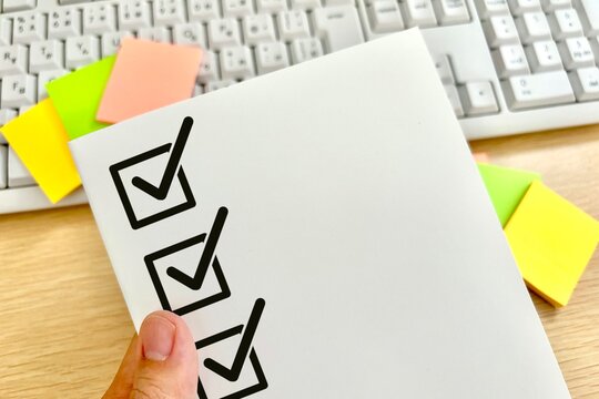 チェックリストを確認する人