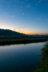 山に沈む夕日