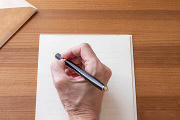 手紙を書く手