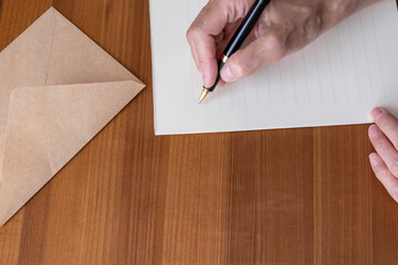 手紙を書く手
